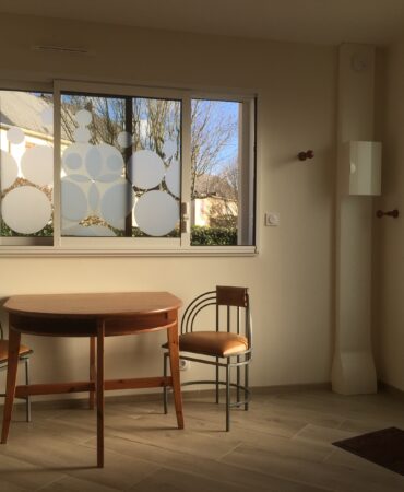 Gîte meublé à louer Angers : espace repas, table chaises