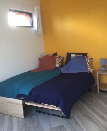 Location gîte meublé près d'Angers : Couchage double, table de chevet