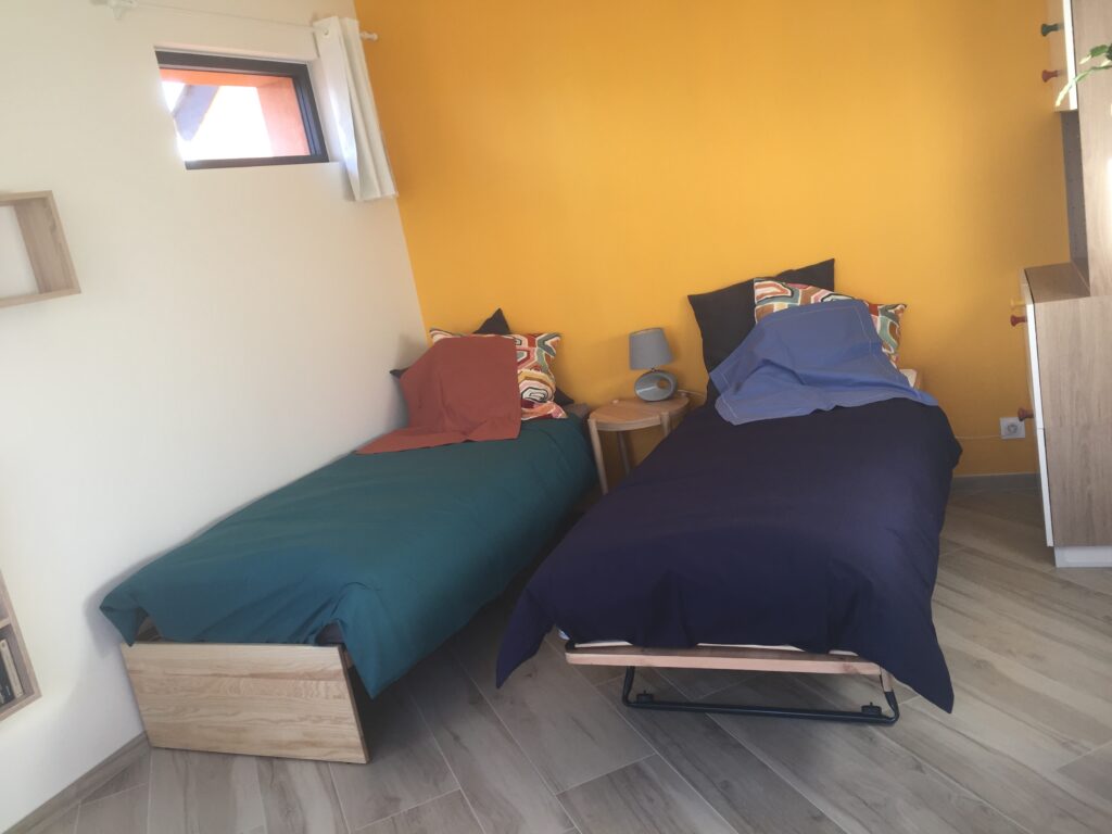 Gîte meublé à louer Angers : lits séparés, couchages individuels, table de chevet