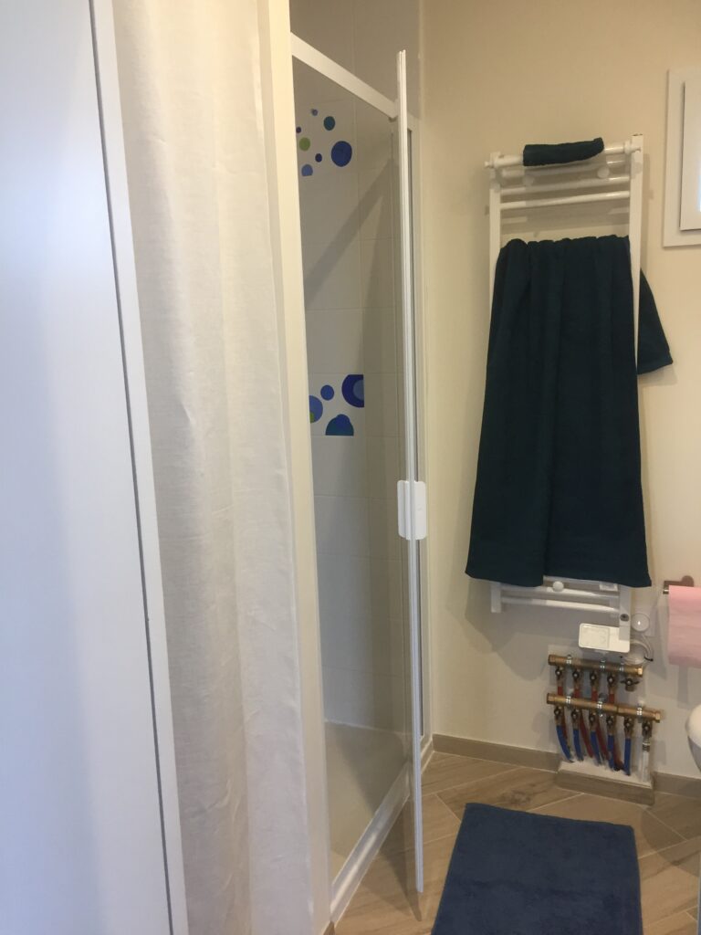 salle de bain, douche, sèche serviettes, fenêtre