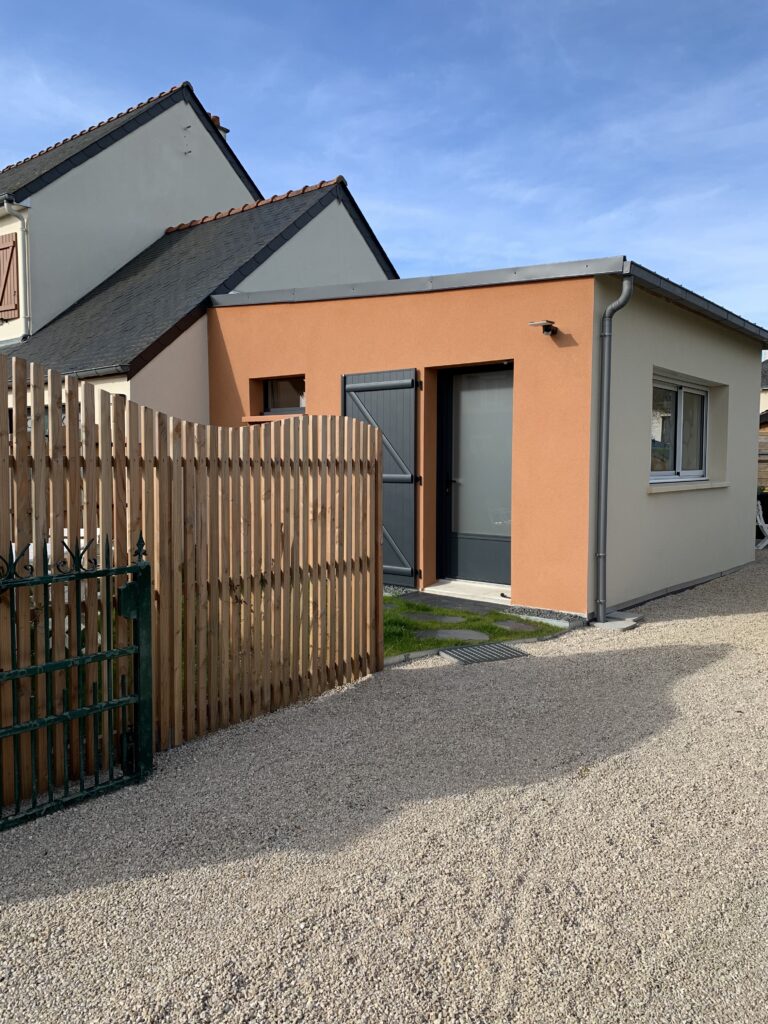 Gîte meublé à louer Angers : Entrée, façade avant, allée privative, jardinet