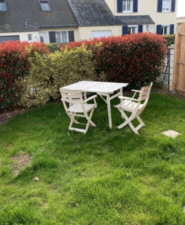 Location gîte meublé près d'Angers : jardinet, chaise, table