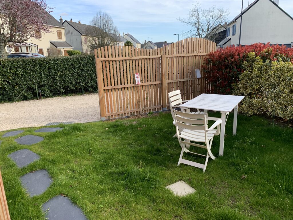 Jardinet, allée privative, table, chaises