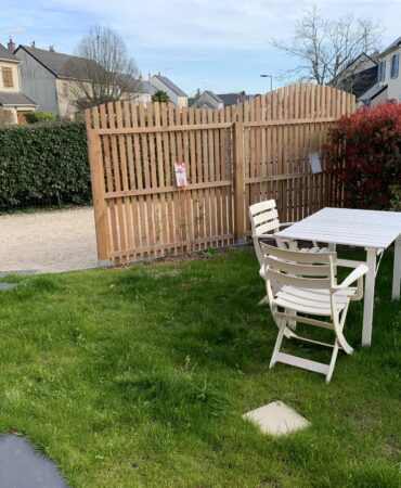 Location du studio Cé t'ici : Tarifs et réservation : Jardinet, allée privative, table, chaises