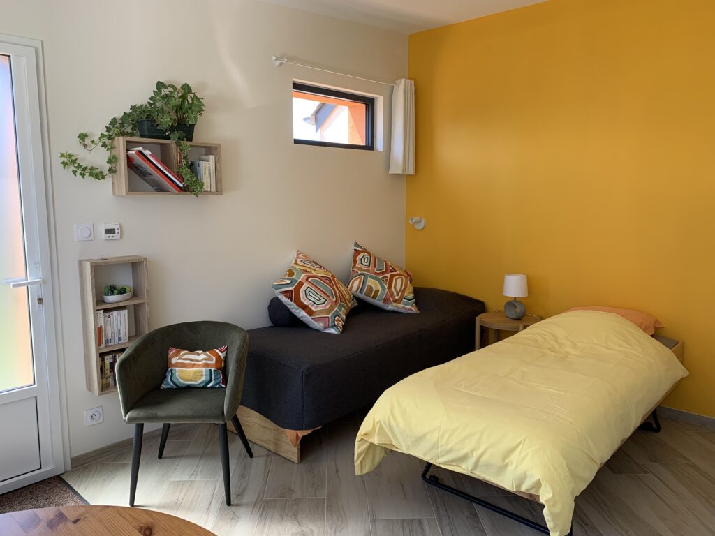 espace de vie, gite, lit gigogne, lits séparés, rangements, table de chevet, lampe de chevet, applique, imposte, plantes, livres, confort, draps de lit