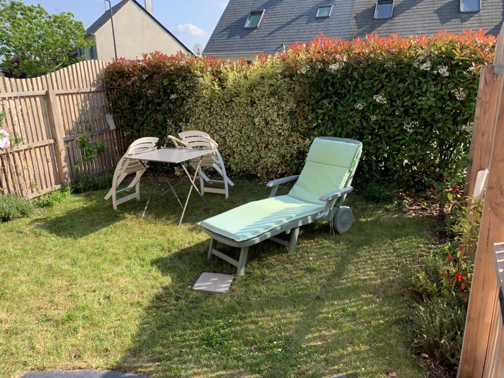 jardinet, haie, claustra, thym, abutilon, jasmin, chèvrefeuille, table de jardin, salon de jardin, transat, herbe