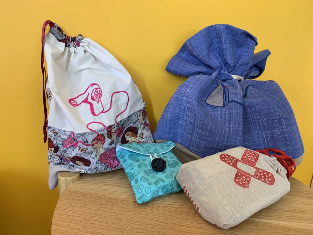 sèchez cheveux, fer à repasser, table à repasser, trousse de couture, trousse de secours