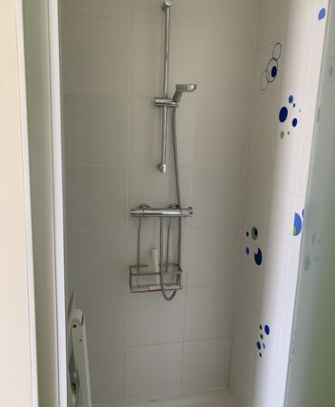 Gîte meublé à louer Angers : Salle de bain, WC, lavabo, glace, sèche cheveux, fer à repasser, siège de douche, serviettes de toilette