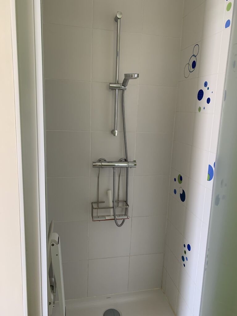 Gîte meublé à louer Angers : Salle de bain, WC, lavabo, glace, sèche cheveux, fer à repasser, siège de douche, serviettes de toilette
