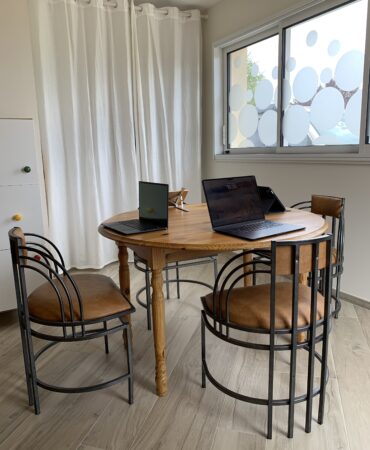 local d travail en journée, en demie-journée, patiente, clientèle, ordinateur, coworking, réunion, stagiaires, bureau, lumineux