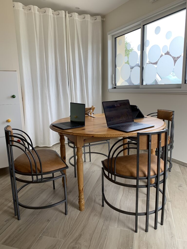 local d travail en journée, en demie-journée, patiente, clientèle, ordinateur, coworking, réunion, stagiaires, bureau, lumineux