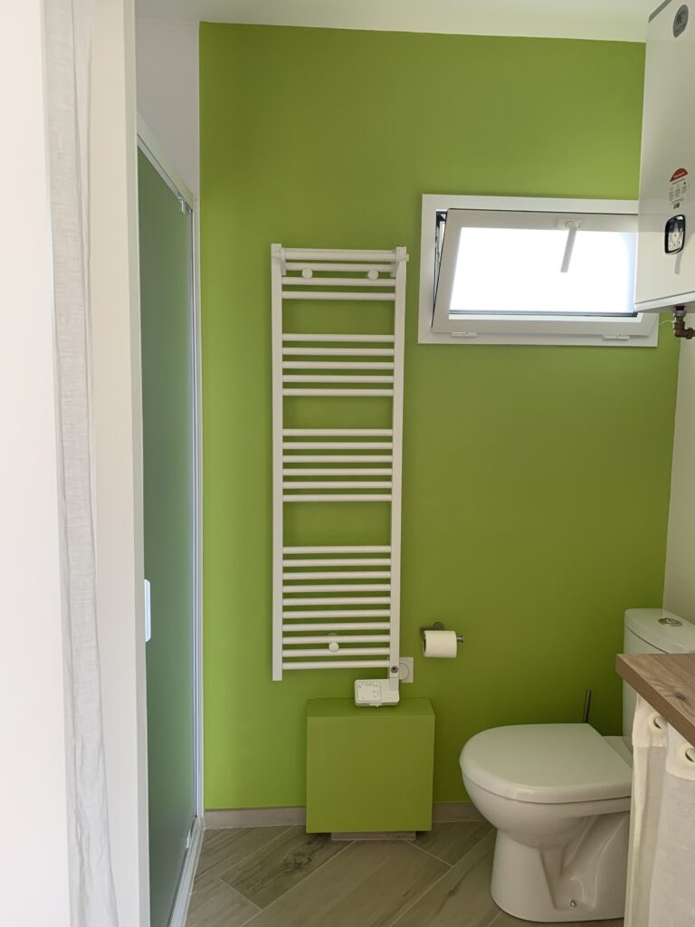 Gîte meublé à louer Angers : Salle de bain, WC, lavabo, glace, sèche cheveux, fer à repasser, sèche serviettes, fenêtre oscilo battante, serviettes de toilette